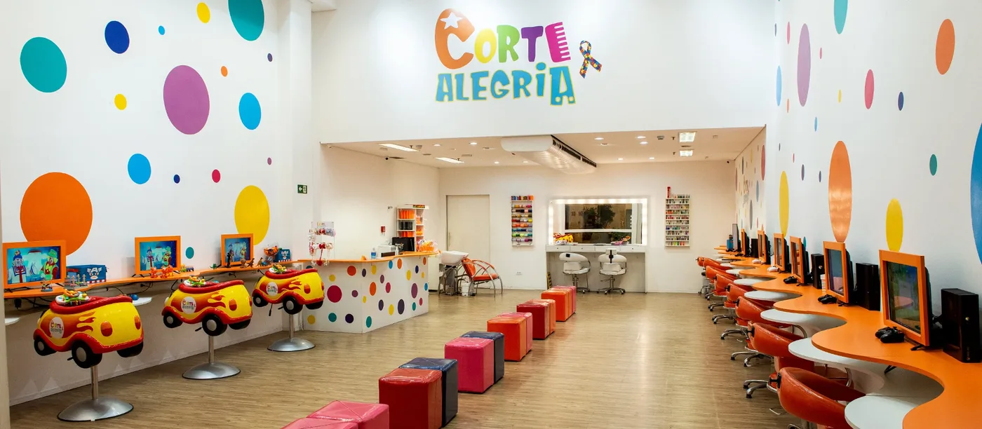 Interior do salão Corte Alegria no Shopping Analia Franco